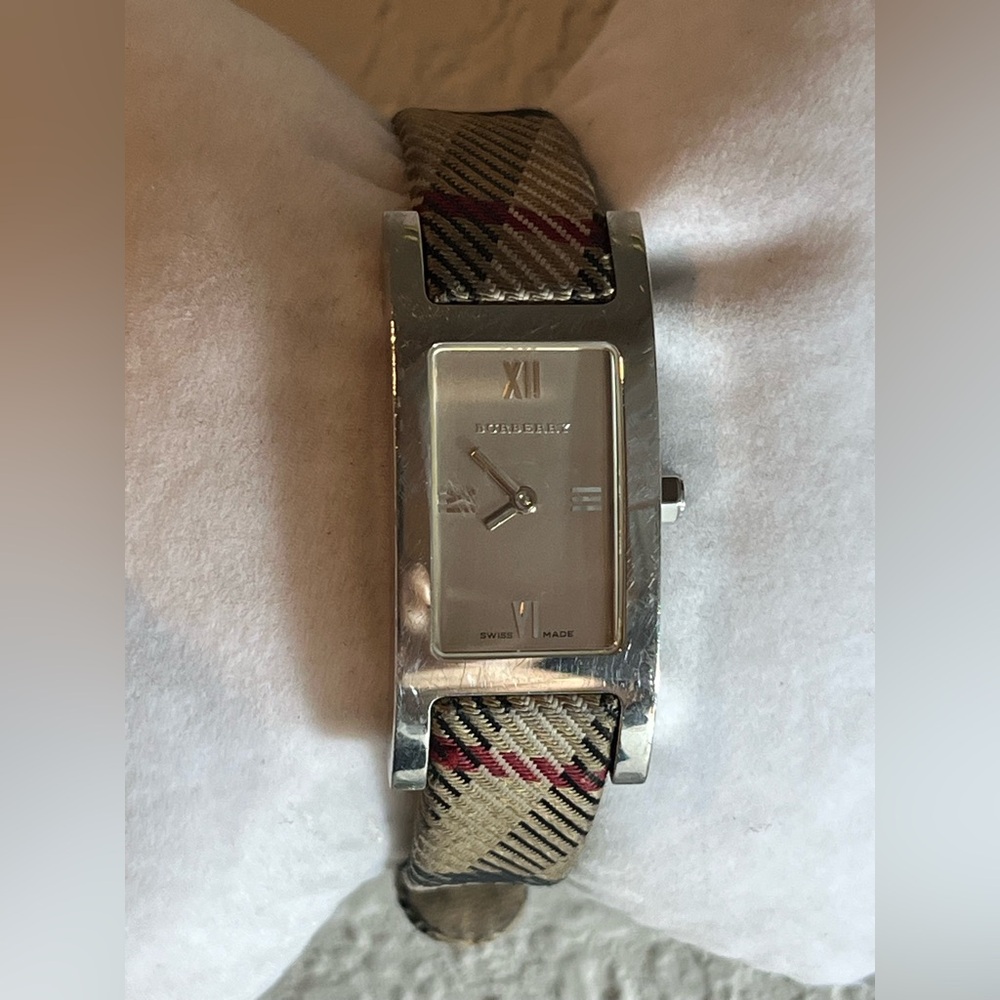 Burberry Nova Check ladies Watch BU1015 Case Silver fabric canvas strap.